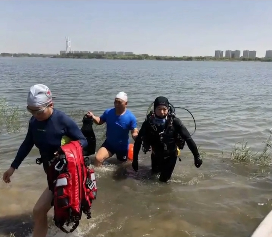 【郑州】悲惨，郑州一男子在北龙湖畔钓鱼，却反被鱼“Sha”害，不幸身亡