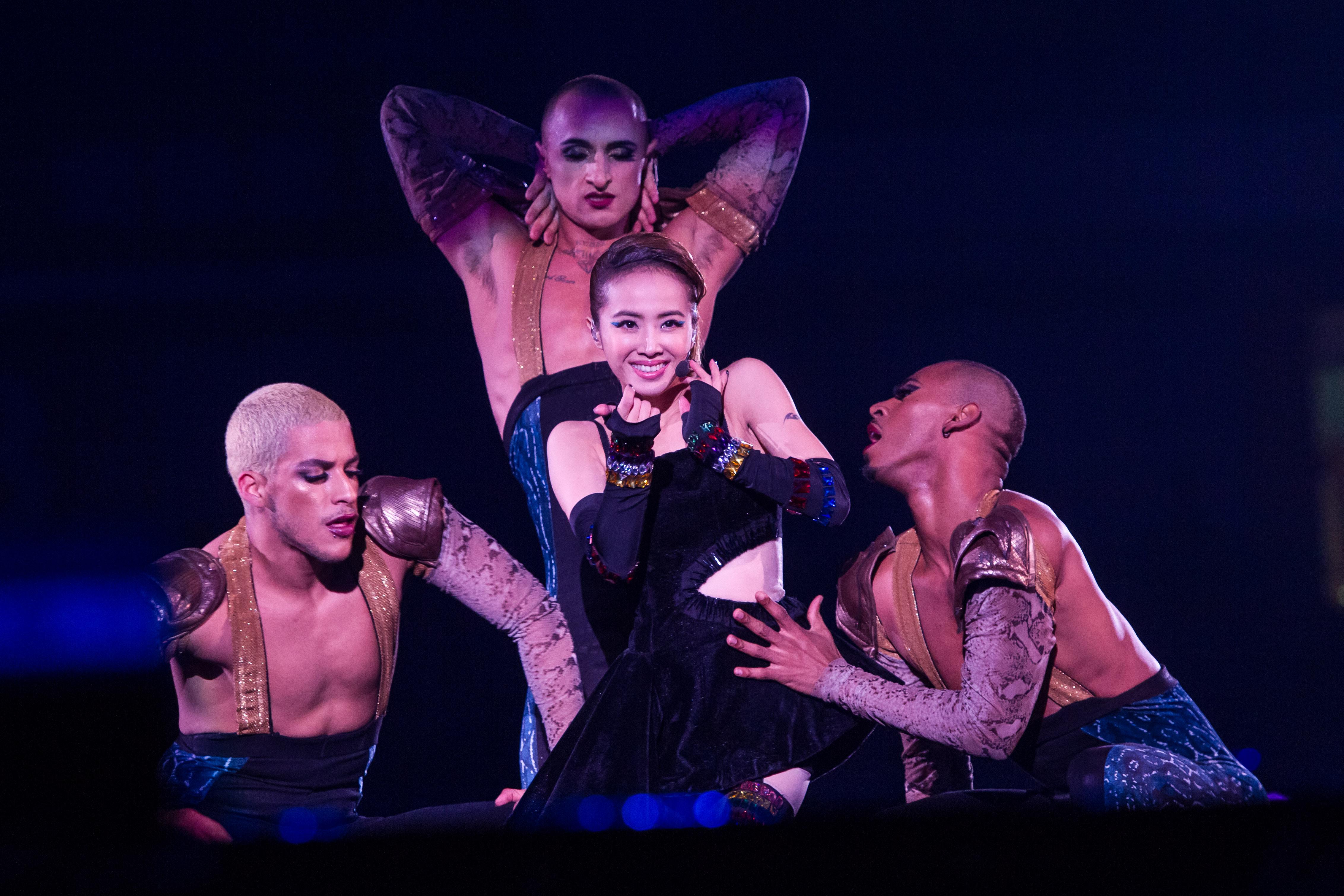 演唱会|自以为是“亚洲天后”，伦敦开演唱会却“门庭冷清”，路上行人都被拉去听歌