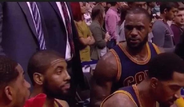 凯里·欧文|全美炸翻天！欧文疯了吧？自称主帅+内涵老詹！KD却把他给卖了