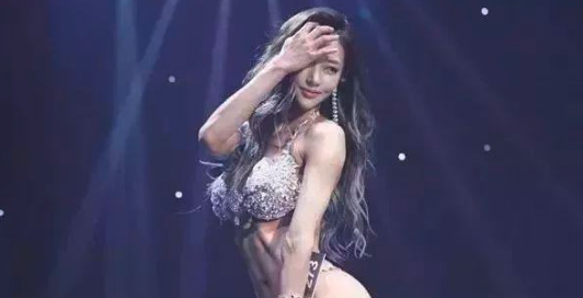 释小龙|曾因太美“迷晕”了释小龙，随后却嫁给黑人生子，如今的颜值“一言难尽”！
