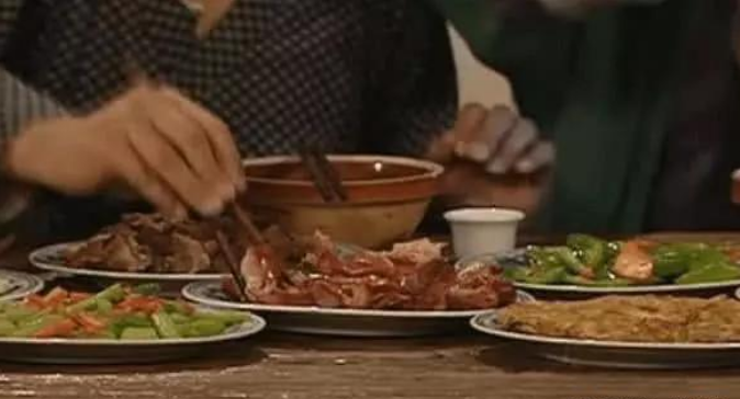 还珠格格：家有儿女饭菜是假的, 还珠格格也是假的, 这部剧因为剧组穷, 饭菜却用真的