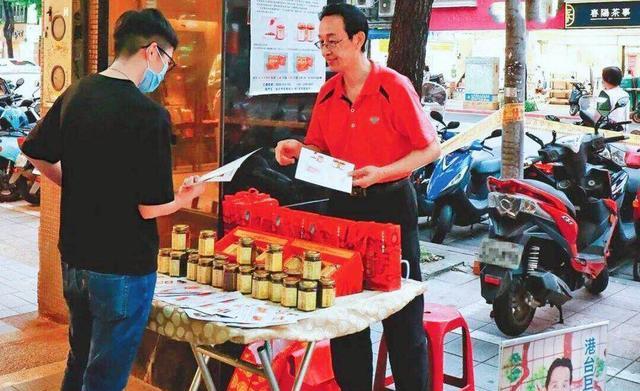 关聪■67岁香港演员转行摆地摊：时代抛弃你的时候，连一声再见都不说