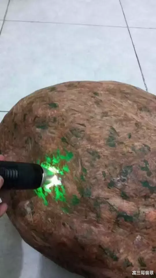 宾利 写给赌石新人的赌石白皮书：盲目出手多为跨，谨慎第一方为赢！