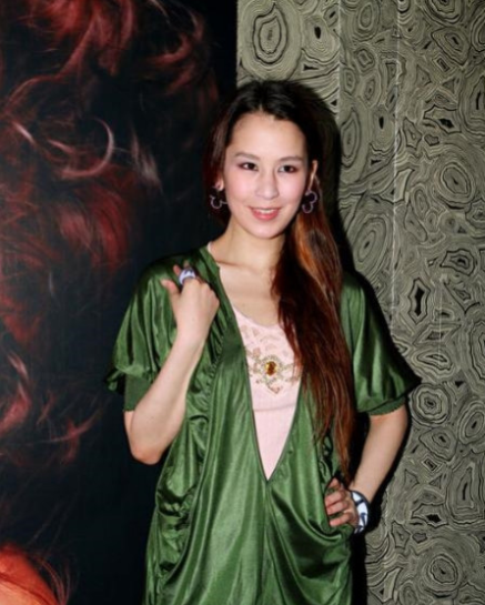 姐姐|陈冠希的姐姐为何还不嫁人？看到他与姐姐合照，网友：这谁敢娶啊