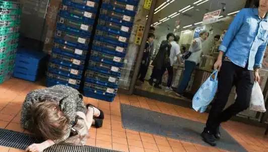 日本▲日本人街头酒醉后显露的各种丑态，让你看看真正的日本