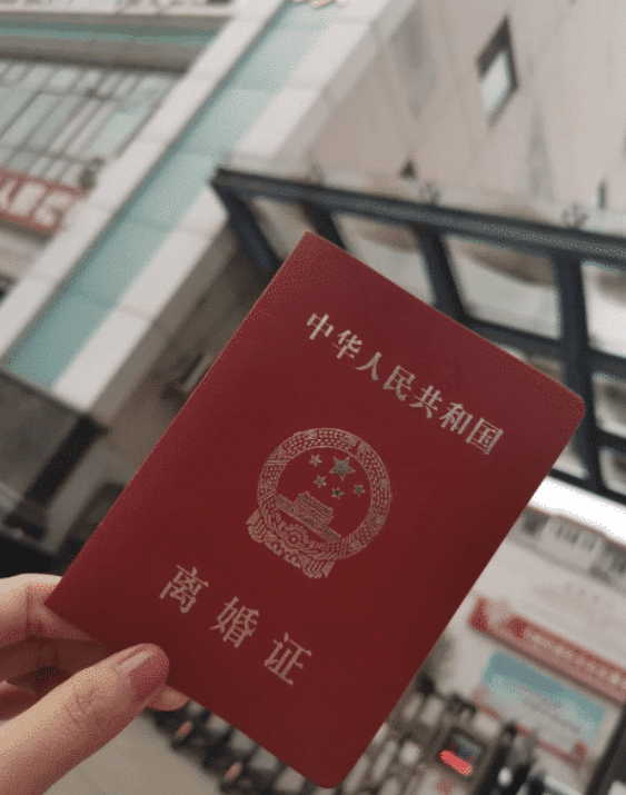 大爷 六十五岁的门卫周大爷因屡次遭到校花骚扰，被迫提出辞职，称现在的年轻人真让人受不了