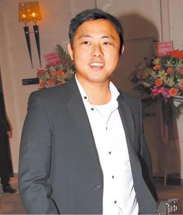 纪晓波|打工仔靠赌成亿万富豪，花数亿买豪宅钻戒追女星，今欠债50多亿