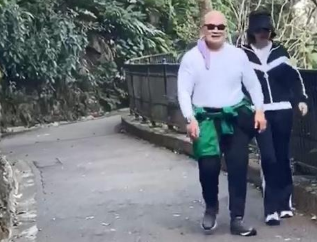 搜神传：美人迟暮！58岁关之琳素颜现身下垂明显，与“光头叔”疑同居试婚
