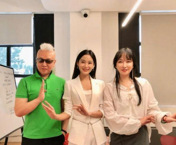 『萨顶顶』萨顶顶“真人”长啥样?卸妆后“神婆变玉女”,网友:你早这样早红了!