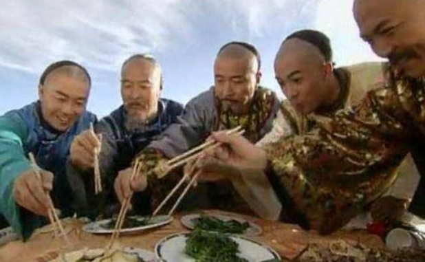 还珠格格|还珠格格饭菜是假的，家有儿女也是假的，这部剧因为剧组穷，饭菜却是真的