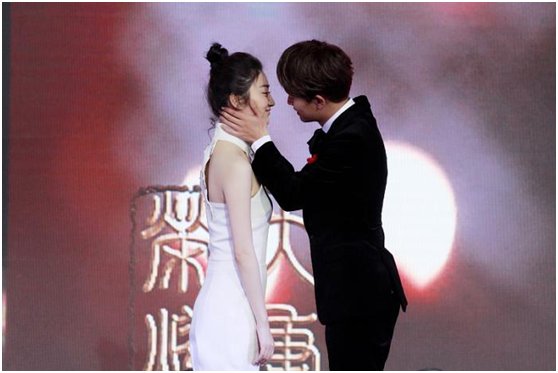 「成龙」成龙不敢碰她，甄子丹不敢搂她，王思聪不敢撕她，而他凭什么敢亲她？