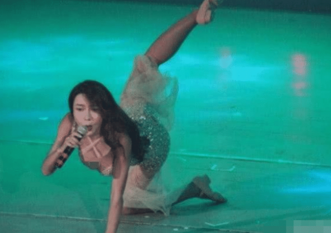 龚玥菲|当红女星沦为18线后,为“讨好”粉丝,只能穿这样的服装到处商演走穴!