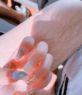 |“给网恋对象发了张美甲照，为什么他把我删了？”哇哈哈哈哈～