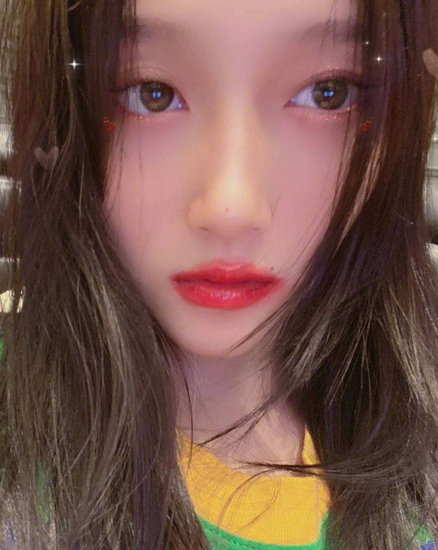 关晓彤■关晓彤晒美照，不料电视却反射家中“人影”，网友：傻狍子还藏呢？