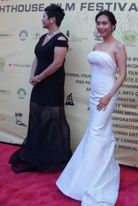 紫霞仙子|朱茵女儿长啥样？看清她女儿的照片后，网友：这是盗版的“紫霞仙子”吧！