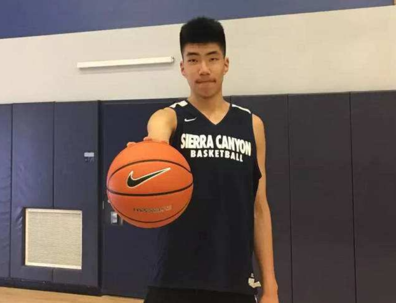 余嘉豪|9投6中砍12分9板！男篮名宿之子成年首秀亮眼，2米24神塔未来可期