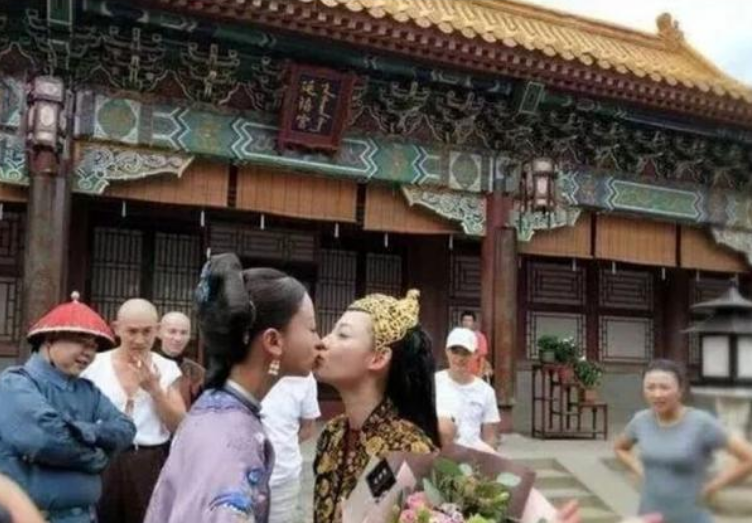 「赵丽颖」女明星片场休息都干嘛？吴谨言接吻，杨颖抽烟，看到赵丽颖：输了输了！