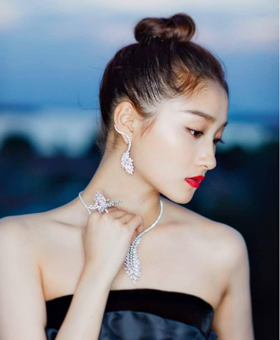 鹿晗|当年关晓彤拍摄的“卫生棉”广告,未P图遭曝光,网友:原来鹿晗好这口!