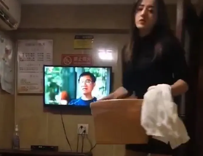 「撞脸」广州一足疗妹撞脸当红女星，硬是被网友给“宣传”失业了，真是欲哭无泪