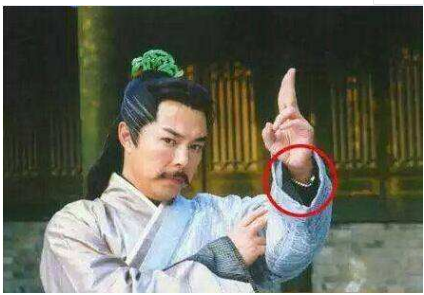 周冬雨▲史上最“尴尬”的穿帮镜头，大妈演鬼子也就算了，看到周冬雨：手在干啥！