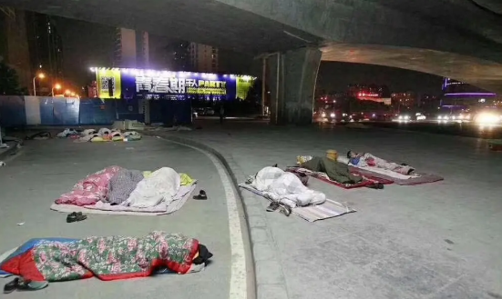 “我家邻居盖了栋豪宅，弄的我家变成了他的厨房…”