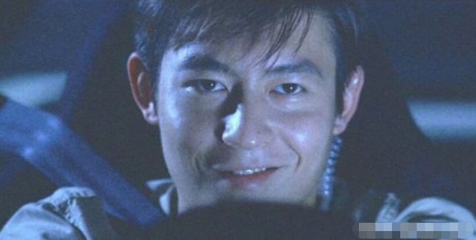 姐姐|陈冠希的姐姐为何还不嫁人？看到他与姐姐合照，网友：这谁敢娶啊