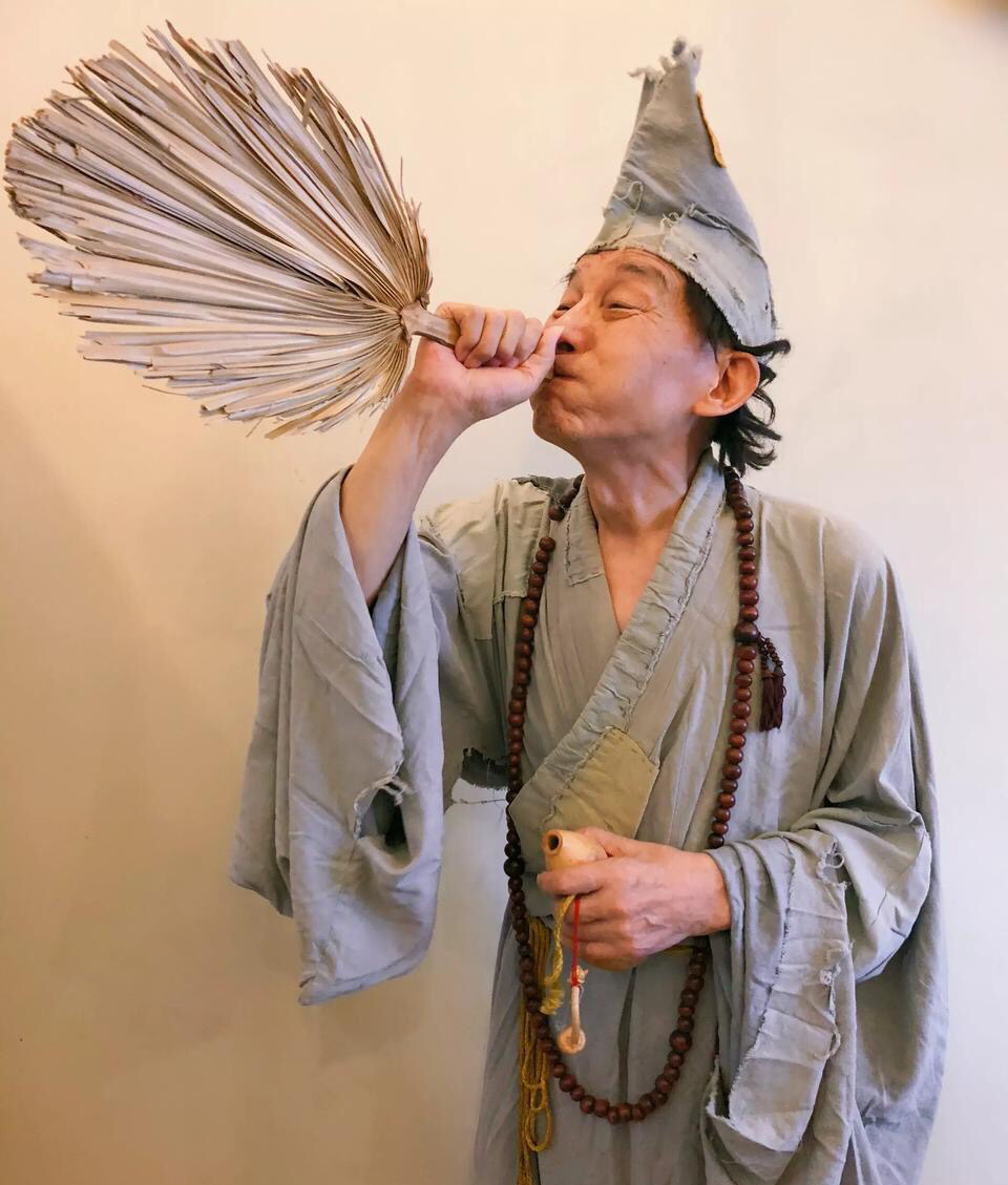 那个演了30年配角,52岁凭"济公"走红的游本昌,如今怎样了?