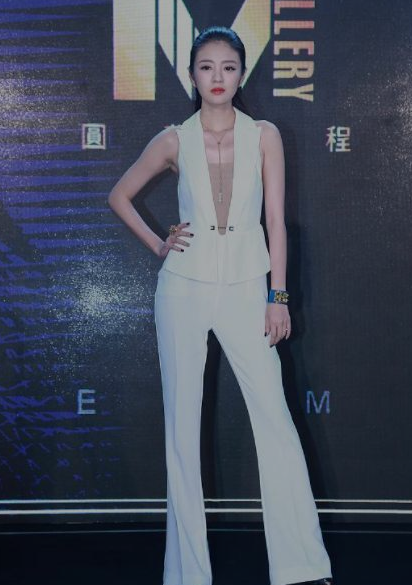 安以轩|安以轩活动中镜头抢眼，穿深v抹胸裙身材超好，网友：气质拿捏了