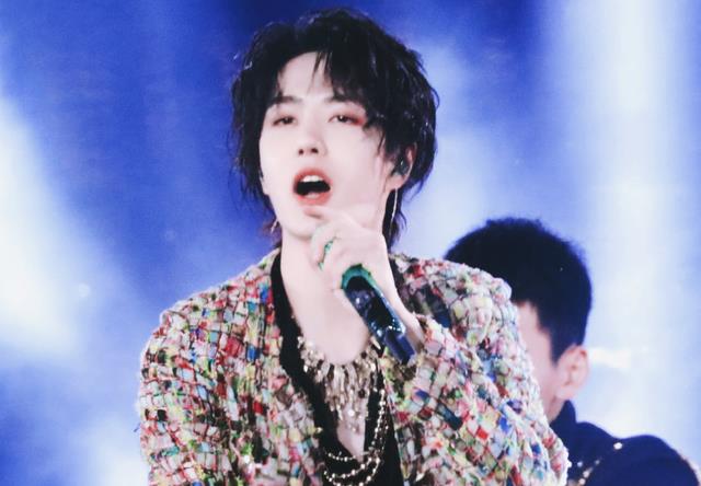 王一博|王一博现身央视春晚彩排，却引网友吐槽：为何他不用隔离14天？