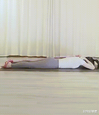 普拉提|举牌女郎金吉娜，长相出众身材吸睛，引人关注，网友：好美啊