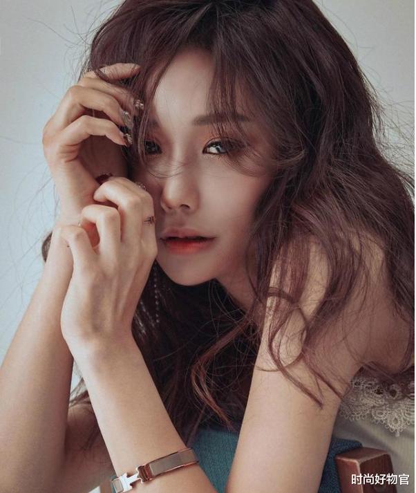 普拉提|举牌女郎金吉娜，长相出众身材吸睛，引人关注，网友：好美啊