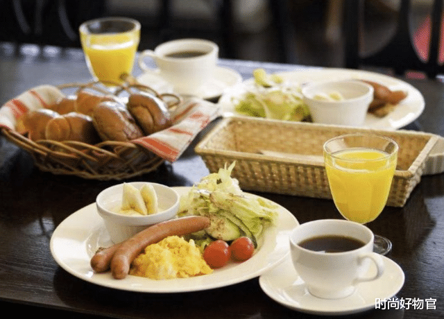 运动|男性“晨起”4个行为,或比喝酒还伤身,坚持一项运动或能改善