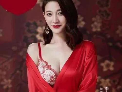 李小冉|李小冉发育猛烈，穿旗袍身材力压杨幂，曾和谢娜是闺蜜？