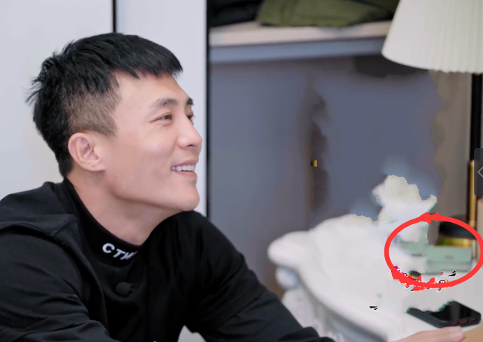 王灿|杜淳王灿在卧室腻歪，却被床头“小绿盒”抢镜，网友：还怀着孕呢