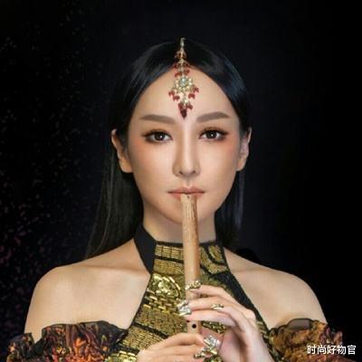 蔬菜 萨顶顶卸妆后“神婆变玉女”，素颜皮肤状态好，清纯可人宛如少女