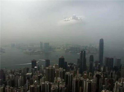 68年前,希腊天空出现“异象”,游客亲眼目睹,平行宇宙真存在?