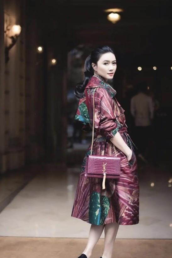 娱乐圈|田海蓉才是尤物身材，穿一字抹胸裙走红毯，昂首挺胸太有女神范