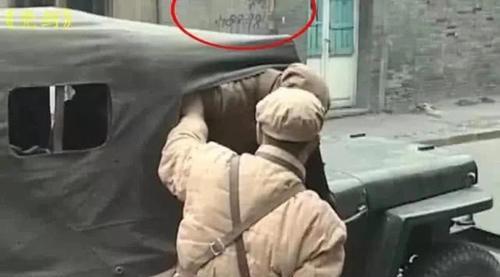 穿帮镜头|穿帮镜头，古代吃泡面不算啥，刘备开车接诸葛亮真的秀