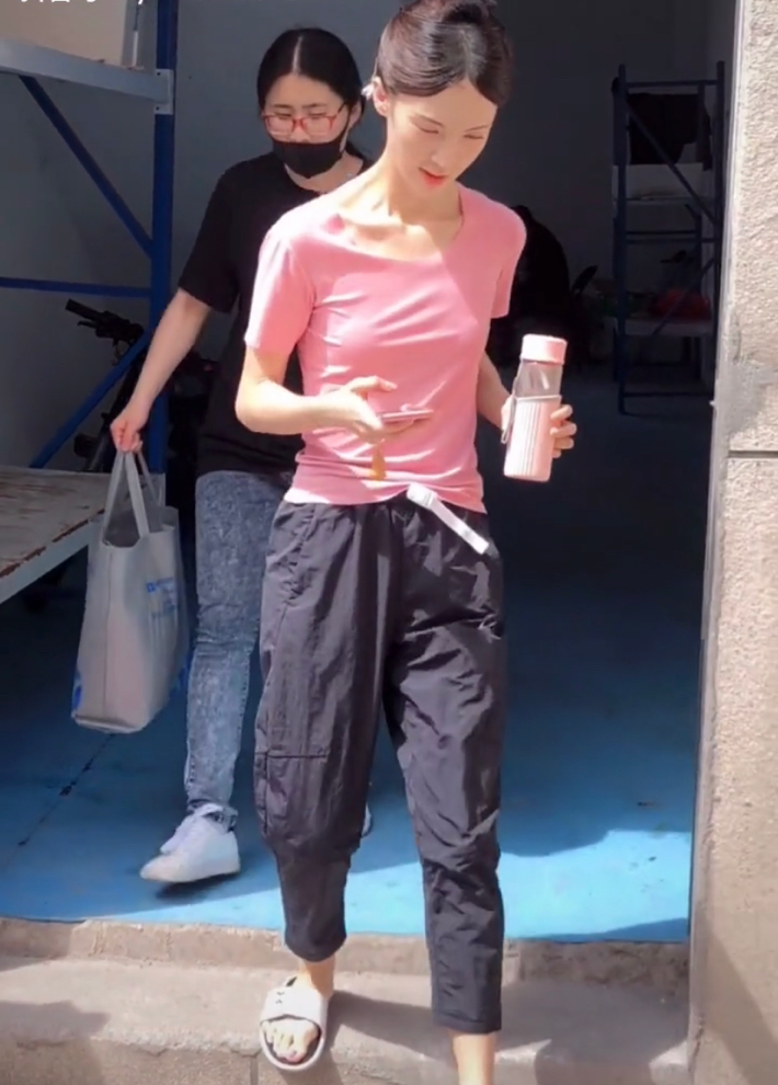 梅艳芳|金晨穿拖鞋低调出行,还手持温水杯,网友:超A身材令人羡慕