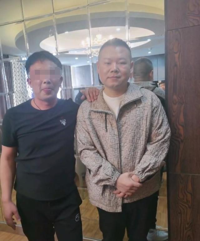 山河令|岳云鹏蹲地上陪母亲拍照，配合亲戚合影脸笑僵，强忍疲惫一脸不悦