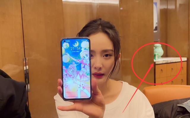 杨幂|杨幂房间化妆，身后“小绿盒”刚出镜就被助理藏起，谈过恋爱秒懂