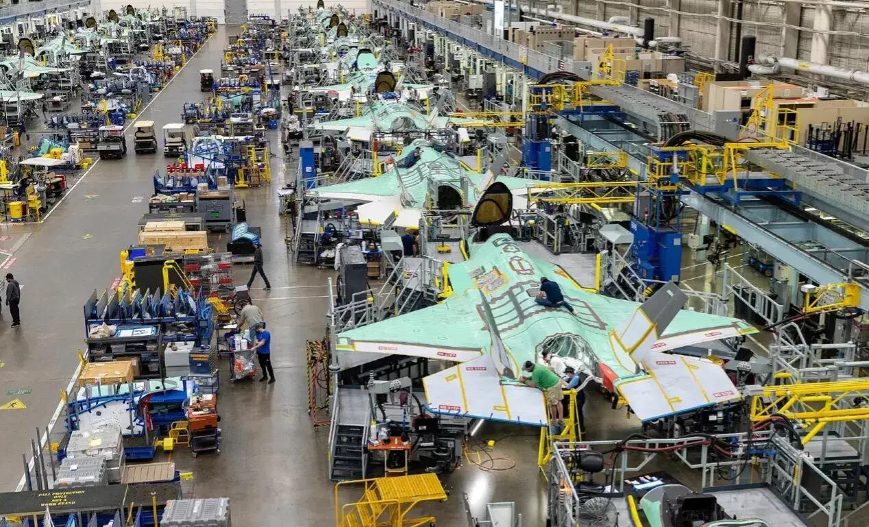 装修的时候做了个榻榻米，两年不到成这样子了，哈哈又要花钱了！