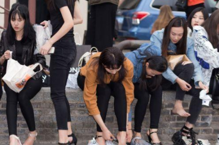 横店|横店校花群演“泛滥成灾”？蹲在地上吃盒饭，都幻想着可以一夜成名！