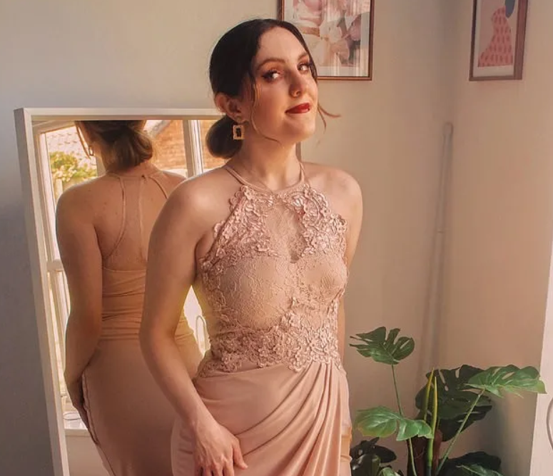 图说视界 英国女孩胸部一边D一边A，患了医生都不知道的怪病