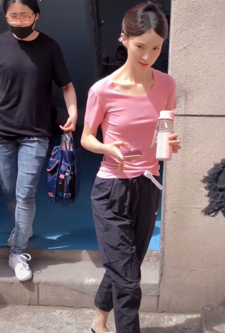 梅艳芳|金晨穿拖鞋低调出行,还手持温水杯,网友:超A身材令人羡慕