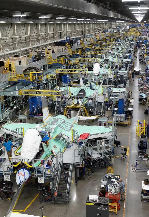 装修的时候做了个榻榻米，两年不到成这样子了，哈哈又要花钱了！