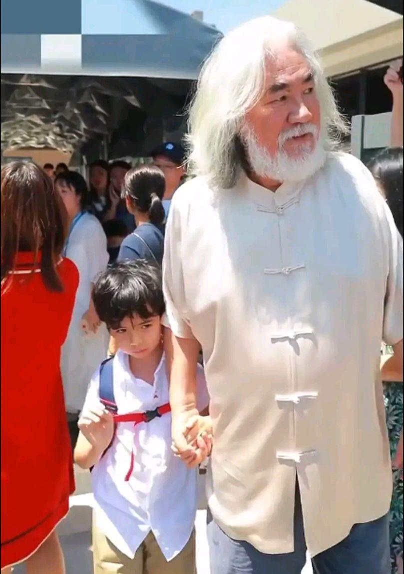 明明很棒|70岁的张导和小31岁的娇妻频秀恩爱，儿子马丁与这气氛格格不入啊