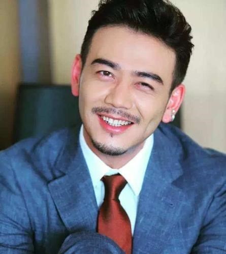 型男|38岁型男杨烁，“隐藏”了9年的老婆，原来是我们熟悉的童年女神