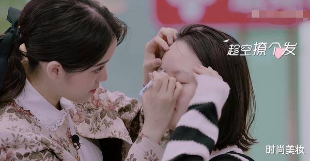戚薇 戚薇的“画眉方式”走红，帮素人轻轻勾勒眉毛，鼻子都变得高挺了