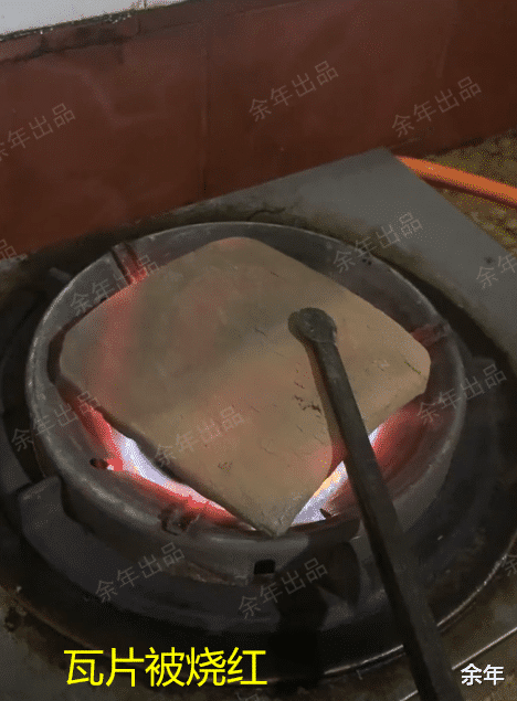 广西南宁,女子连续3天烧红瓦片投进浴盆,“孩子盗汗,老人教的”